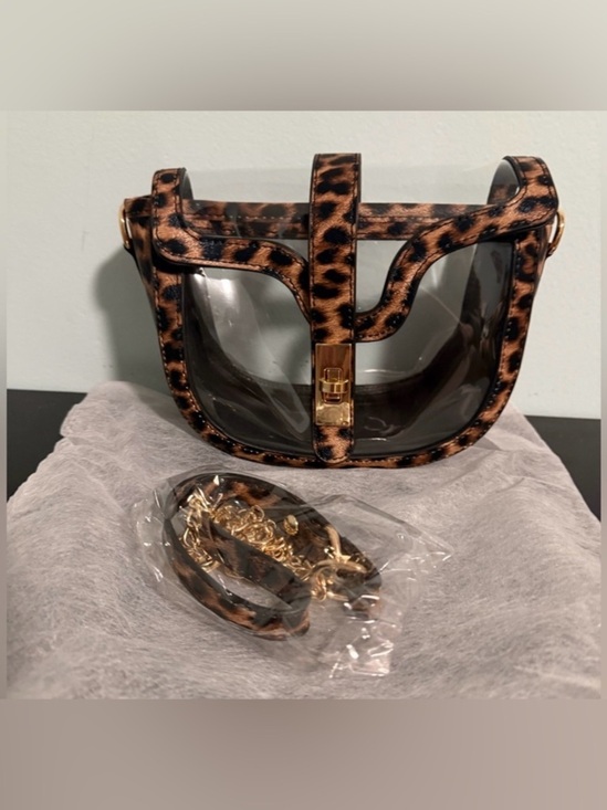 Zenana Outfitters Handbags - Zenana stadium bag Leopard Print Clear Turnlock front flap w/crossbody strap!New
